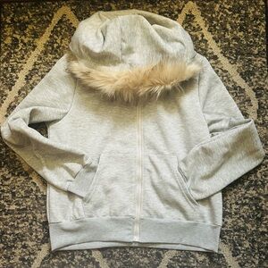Cozy 🫂! Cropped Grey zip-up hoodie with faux fur trim #hoodie